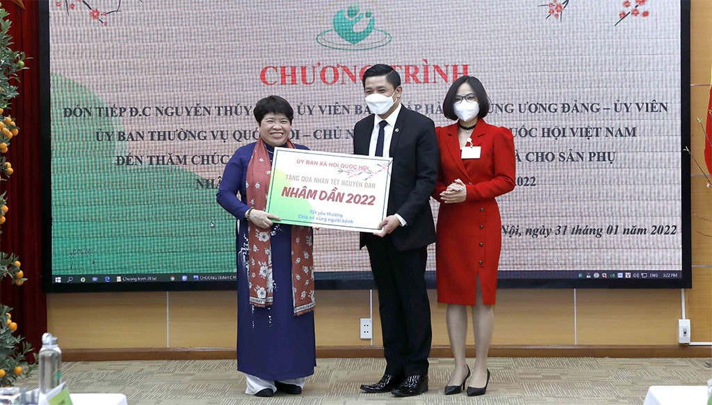 Chủ nhiệm Uỷ ban Xã hội Nguyễn Thuý Anh tặng quà tết cho bệnh viện Phụ Sản Hà Nội