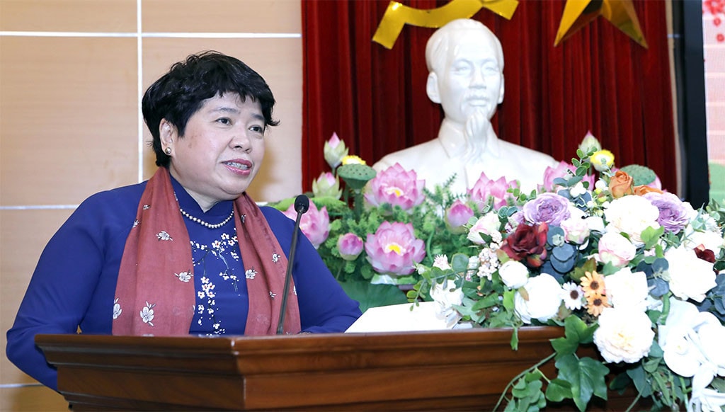 Chủ nhiệm Uỷ ban Xã hội Nguyễn Thuý Anh chúc Tết bác sỹ, nhân viên y tế tại bệnh viện Phụ Sản Hà Nội