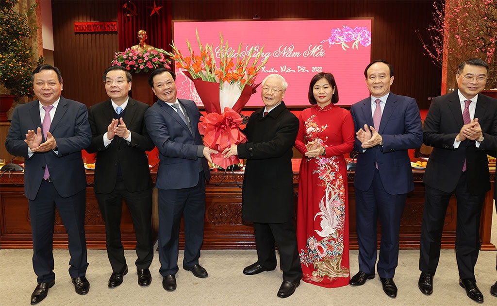 Thay mặt Đảng bộ, chính quyền và nhân dân Thủ đô Hà Nội, Bí thư uỷ Hà Nội Đinh Tiến Dũng tặng hoa, chúc Tết Tổng Bí thư Nguyễn Phú Trọng Ảnh : Trí Dũng – TTXVN