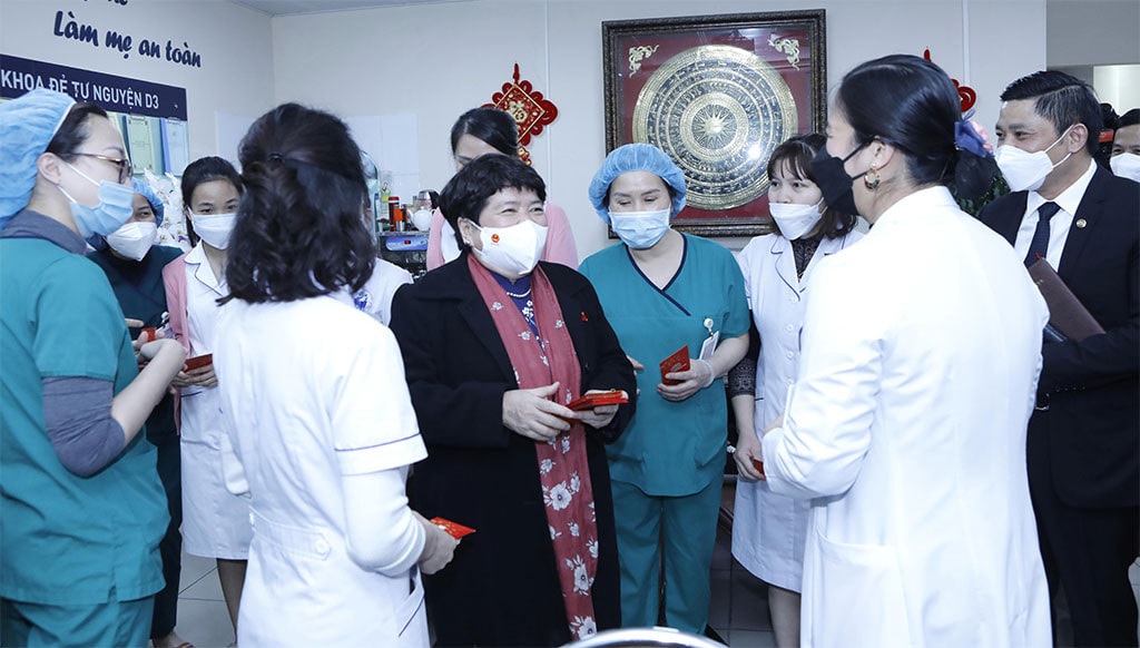Chủ nhiệm Uỷ ban Xã hội Nguyễn Thuý Anh chúc Tết bác sỹ, nhân viên y tế tại bệnh viện Phụ Sản Hà Nội