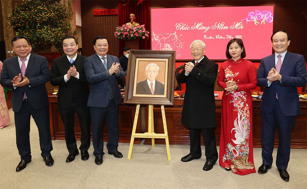 Thay mặt Đảng bộ, chính quyền và nhân dân Thủ đô Hà Nội, Bí thư uỷ Hà Nội Đinh Tiến Dũng tặng Tổng Bí thư Nguyễn Phú Trọng bức tranh chân dung sơn mài Ảnh : Trí Dũng – TTXVN