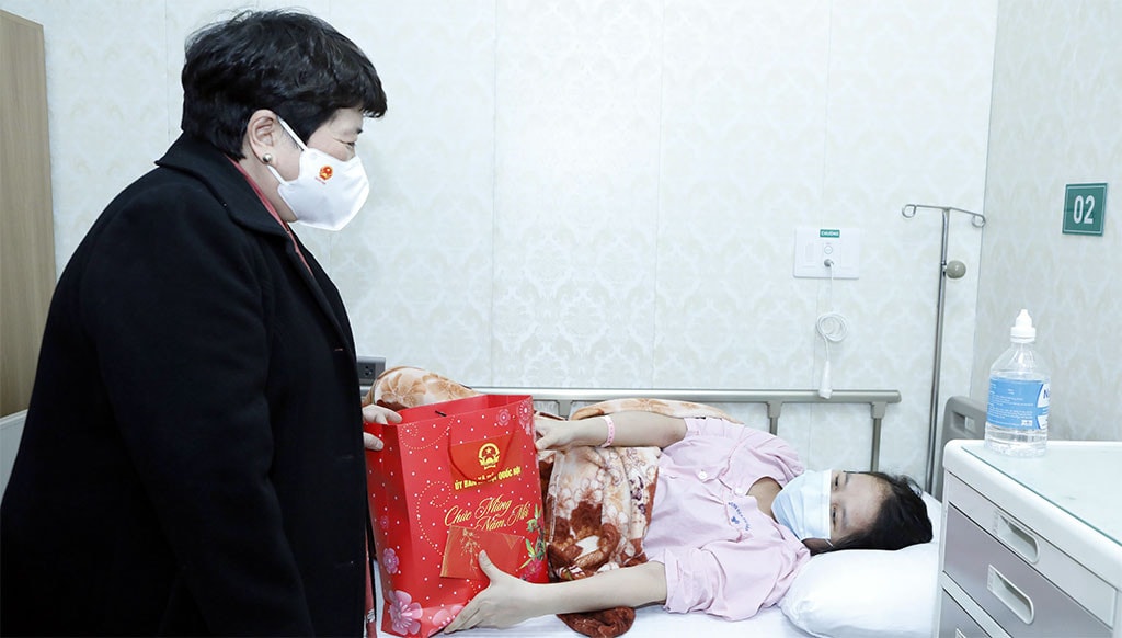 Chủ nhiệm Ủy ban Xã hội Nguyễn Thúy Anh thăm và chúc tết sản phụ tại Bệnh viện Phụ sản