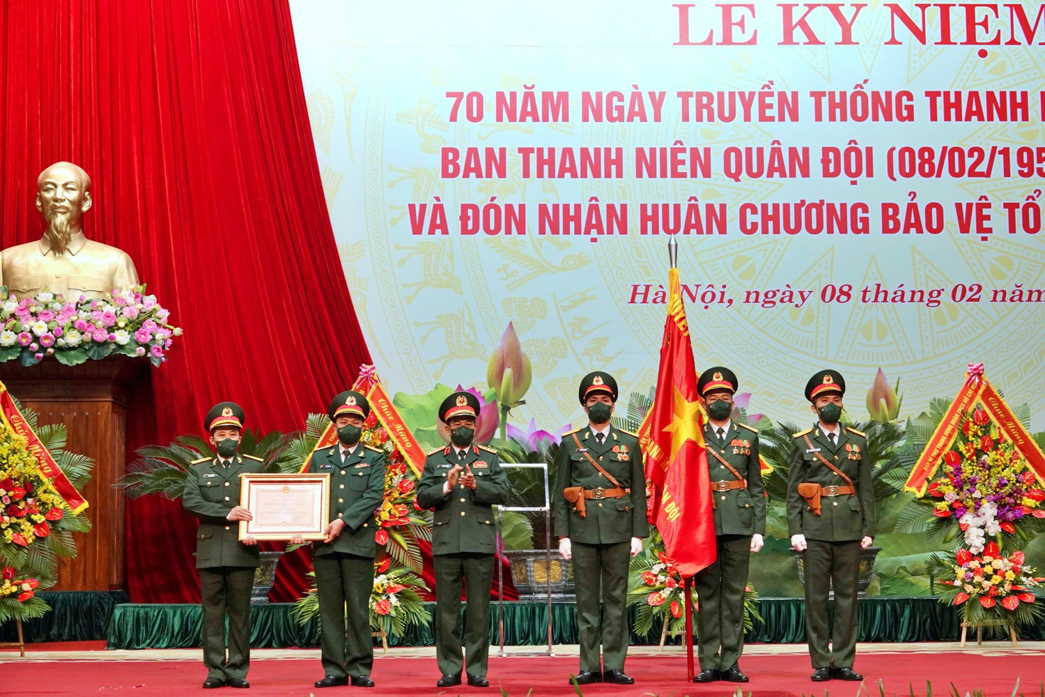 Thừa ủy quyền của Chủ tịch Nước, Bộ trưởng Bộ Quốc phòng, Đại tướng Phan Văn Giang trao Huân chương Bảo vệ Tổ quốc hạng Nhất cho Ban Thanh niên Quân đội Bộ trưởng Bộ Quốc phòng Đại tướng Phan Văn Giang trao Huân chương Bảo vệ Tổ quốc hạng Nhất cho Ban Thanh niên Quân đội