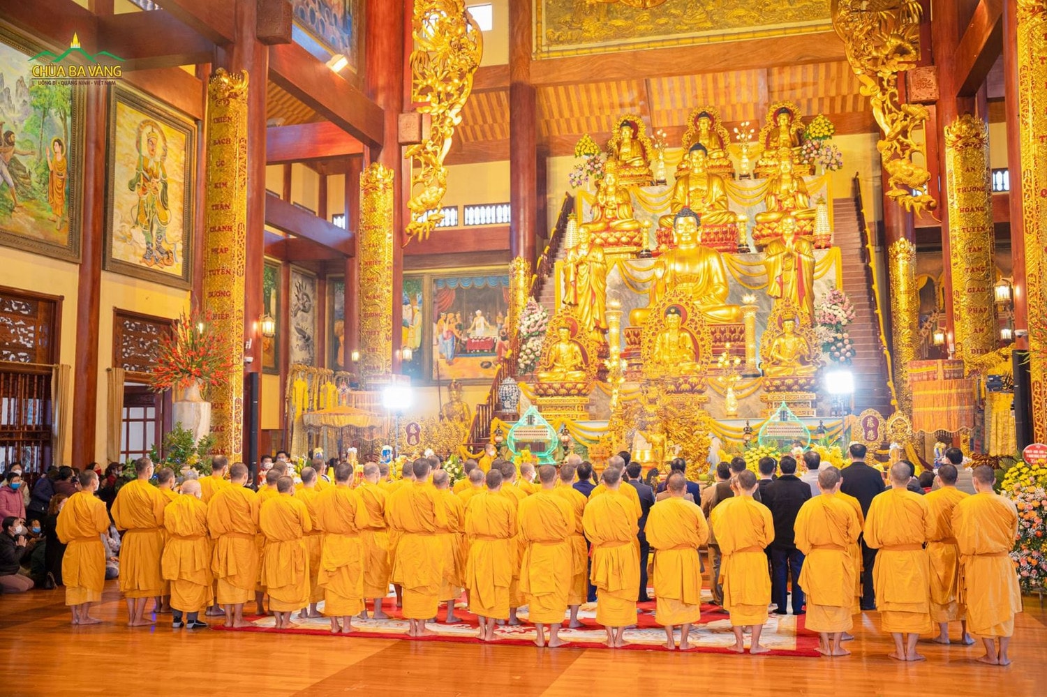 ảnh 3- Chư Tăng và đại biểu tham dự hội làm lễ Khai Xuân Nhâm Dần 2022 tại chính điện Chùa Ba Vàng