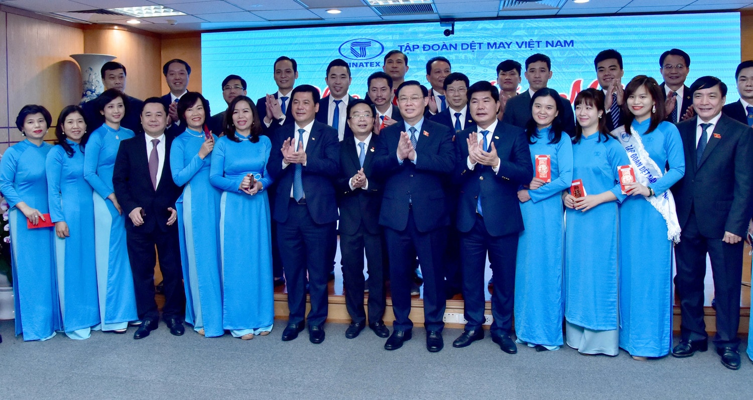 Chủ tịch Quốc hội Vương Đình Huệ với tập thể lãnh đạo, cán bộ, nhân viên Tập đoàn Dệt may Việt Nam Ảnh: Lâm Hiển