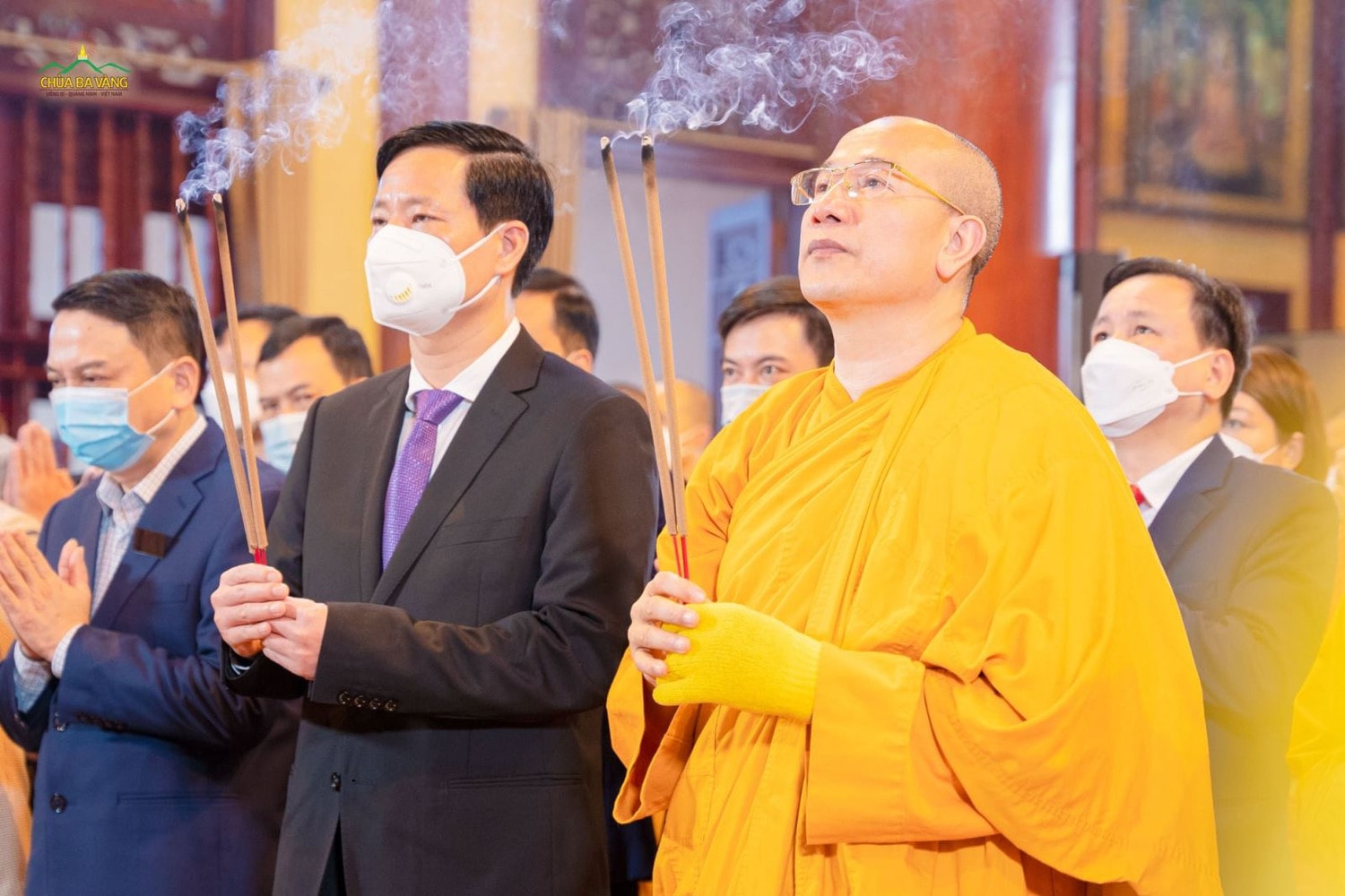 ảnh 2- Đại đức Thích Trúc Thái Minh- Sư trụ trì Chùa Ba Vàng và Chủ tịch UBND TP Uông Bí- Phạm Tuấn Đạt dâng hương Lễ Phật, Cầu Quốc thái dân an.jpg
