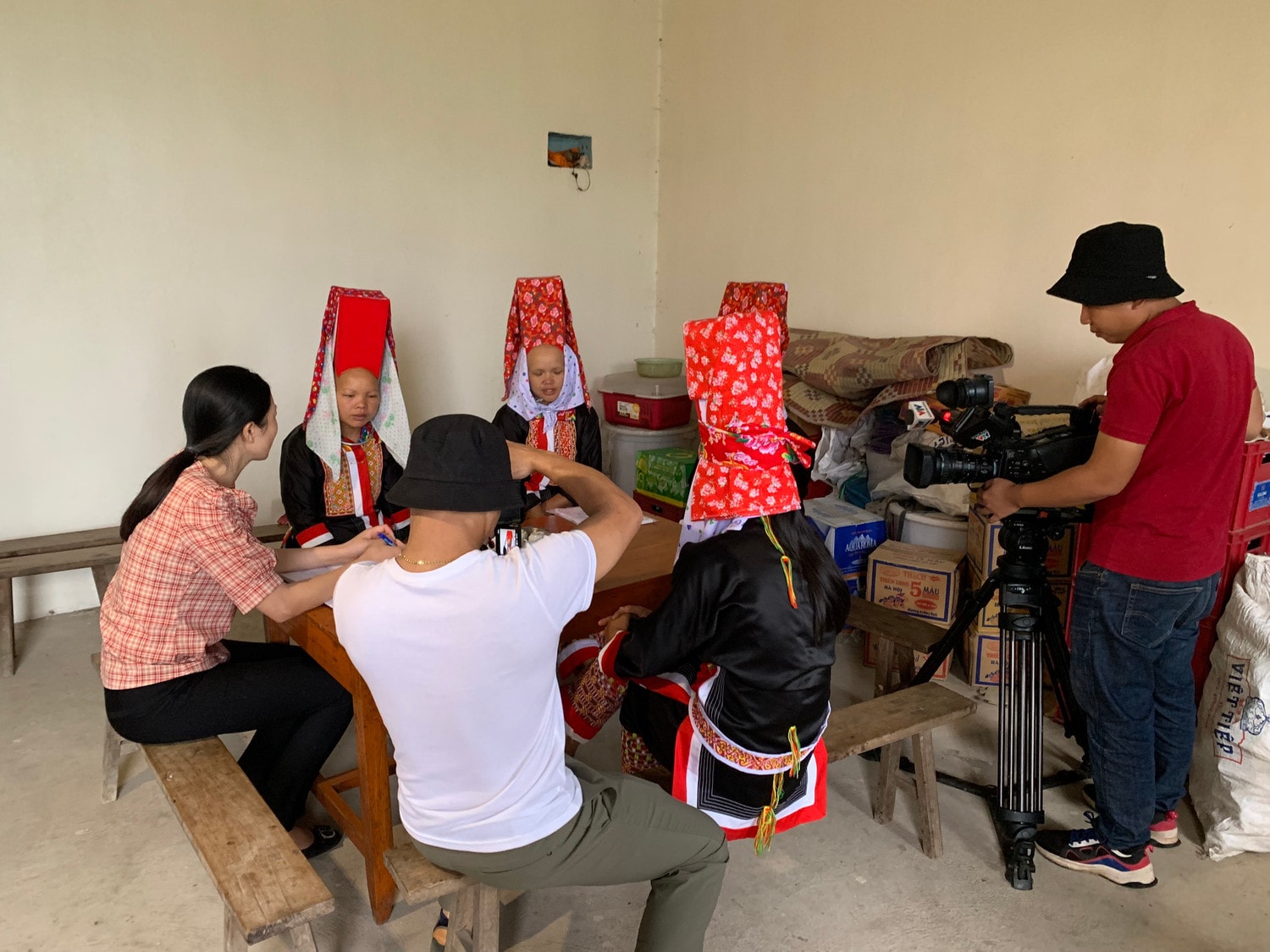 Phóng viên kênh VTV5 trong một lần tác nghiệp