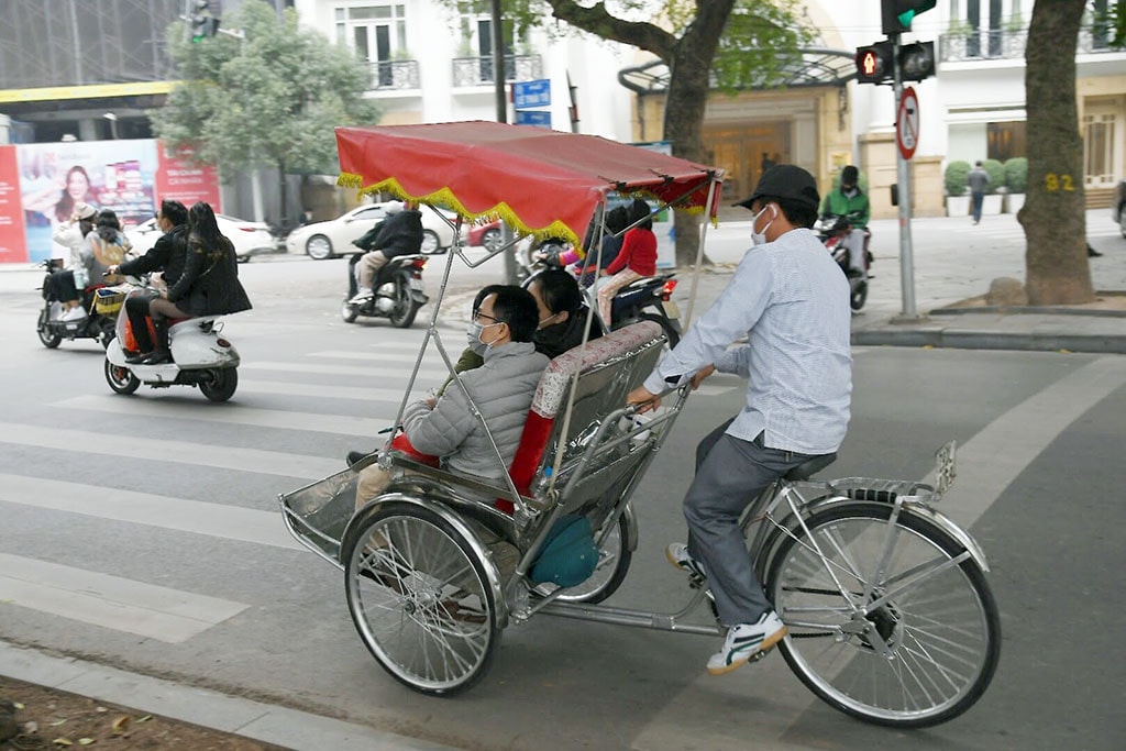 Xích lô phố cổ - phương tiện truyền thống đến nay vẫn được khách trong nước và du lịch lựa chọn khi ghé thăm Hà Nội