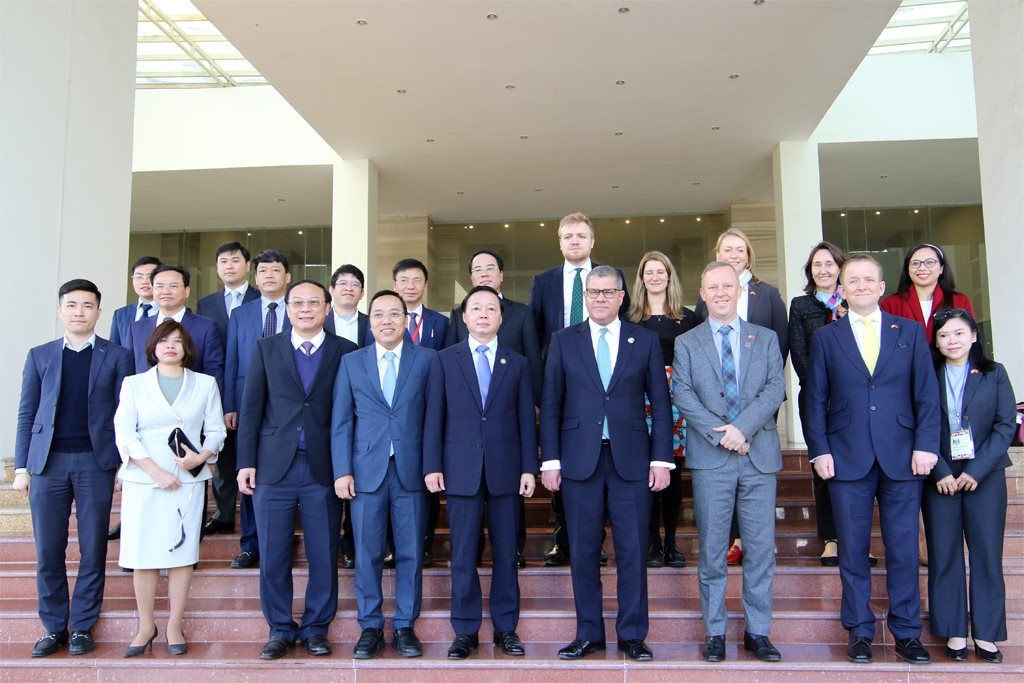 Bộ trưởng Bộ Tài nguyên và Môi trường Trần Hồng Hà và Đoàn công tác của Bộ trưởng, Chủ tịch COP26 Alok Kumar Sharma chụp ảnh lưu niệm