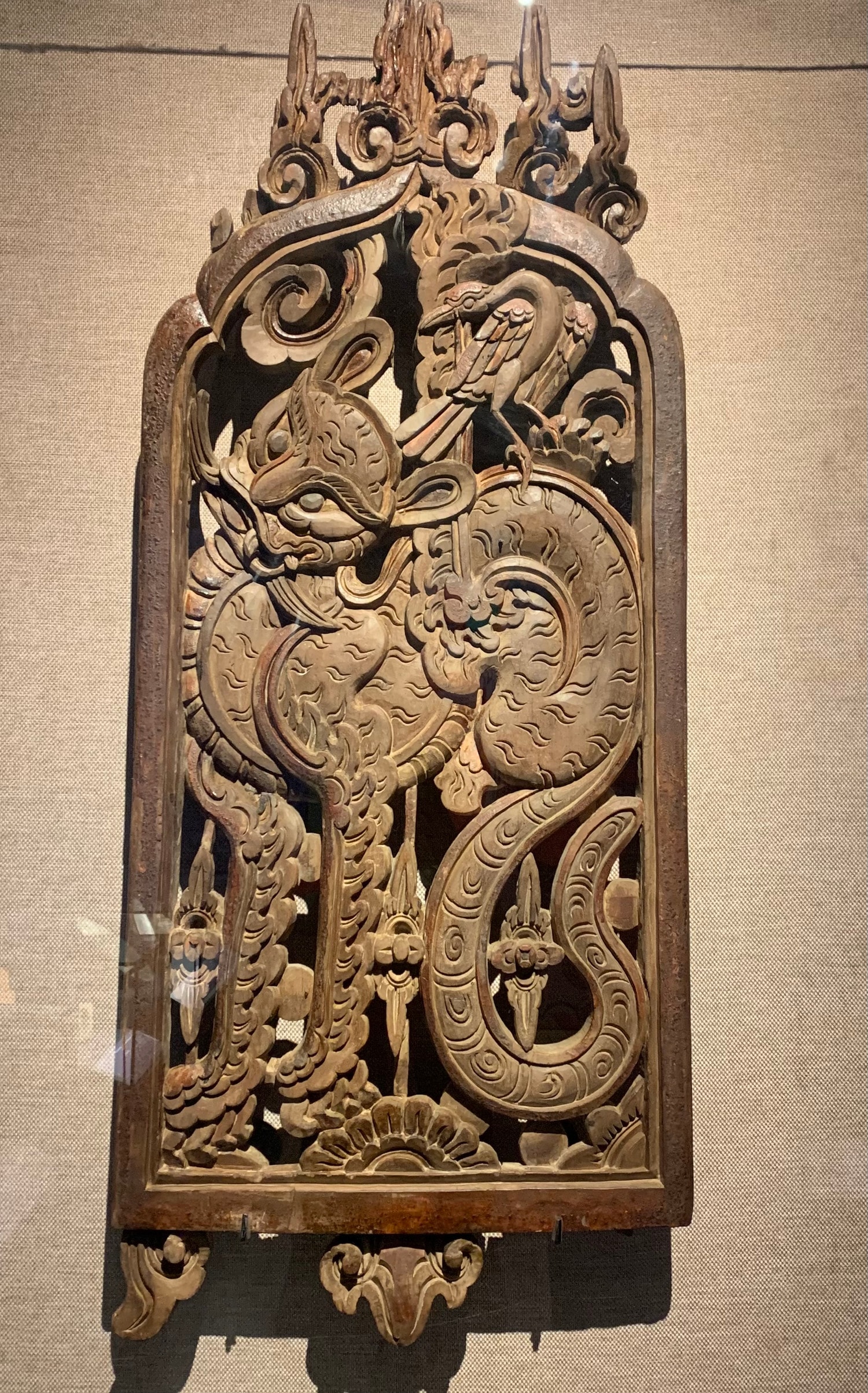 “Bức chạm hổ” trên ô thoáng cửa Ảnh: Th. Nguyên