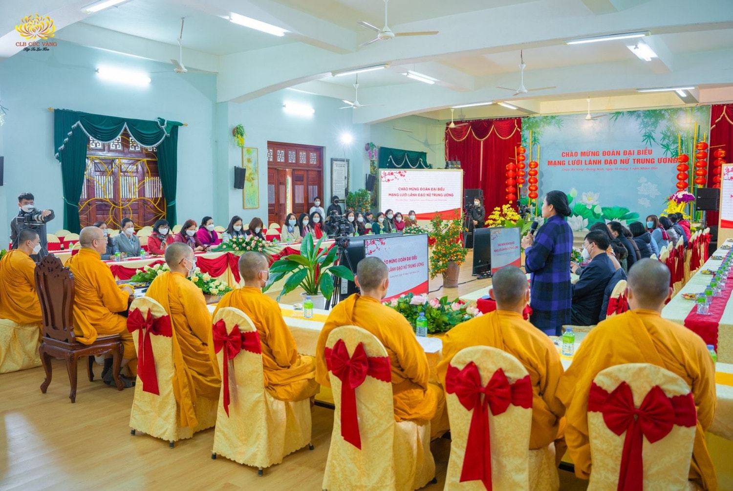 Quang cảnh Chư Tăng Chùa Ba Vàng đón tiếp đoàn nồng hậu, thân thiện.jpg
