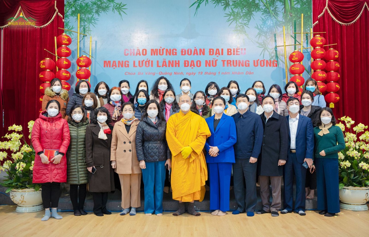Sư Trụ trì Chùa Ba Vàng chụp ảnh với đoàn đại biểu mạng lưới lãnh đạo nữ Trung ương đi thực tế, thăm quan, lễ Phật tại Chùa.jpg