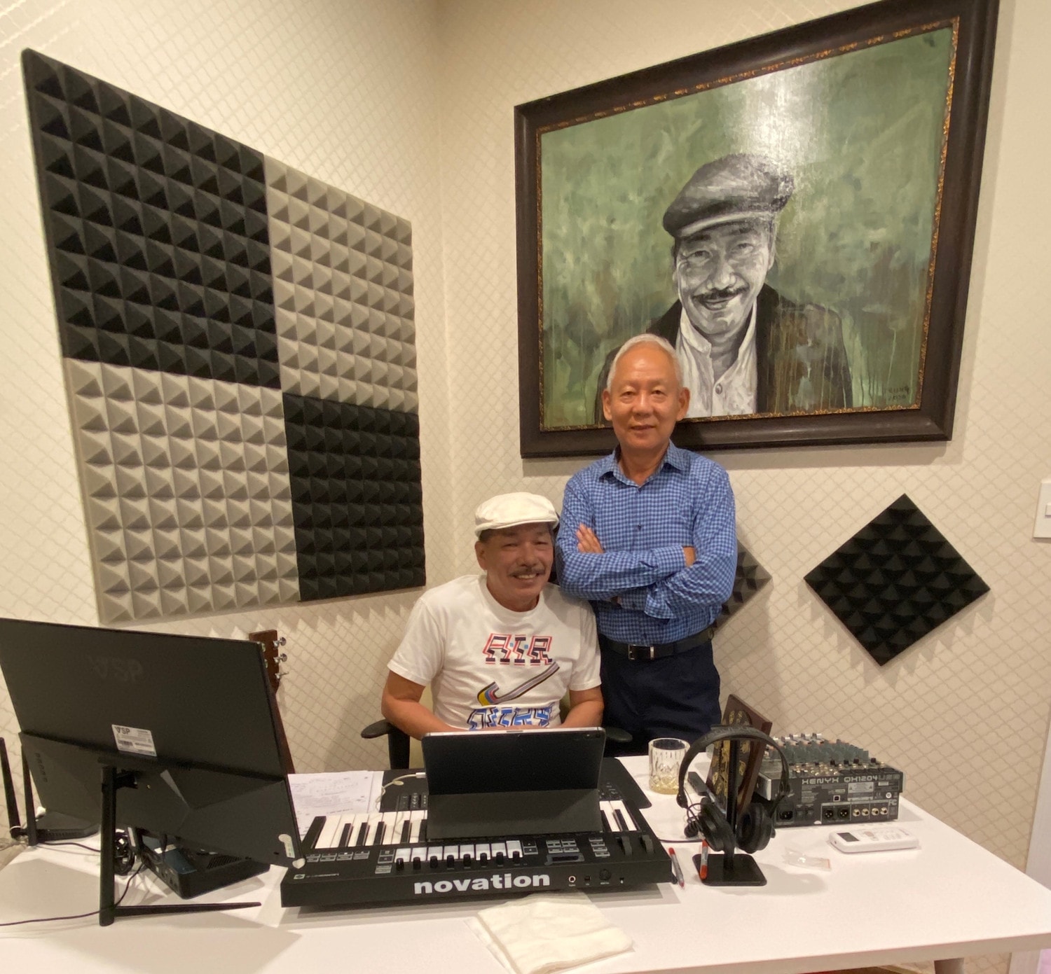Tác giả và nhạc sĩ Trần Tiến tại studio của nhạc sĩ Tác giả và nhạc sĩ Trần Tiến tại studio của nhạc sĩ