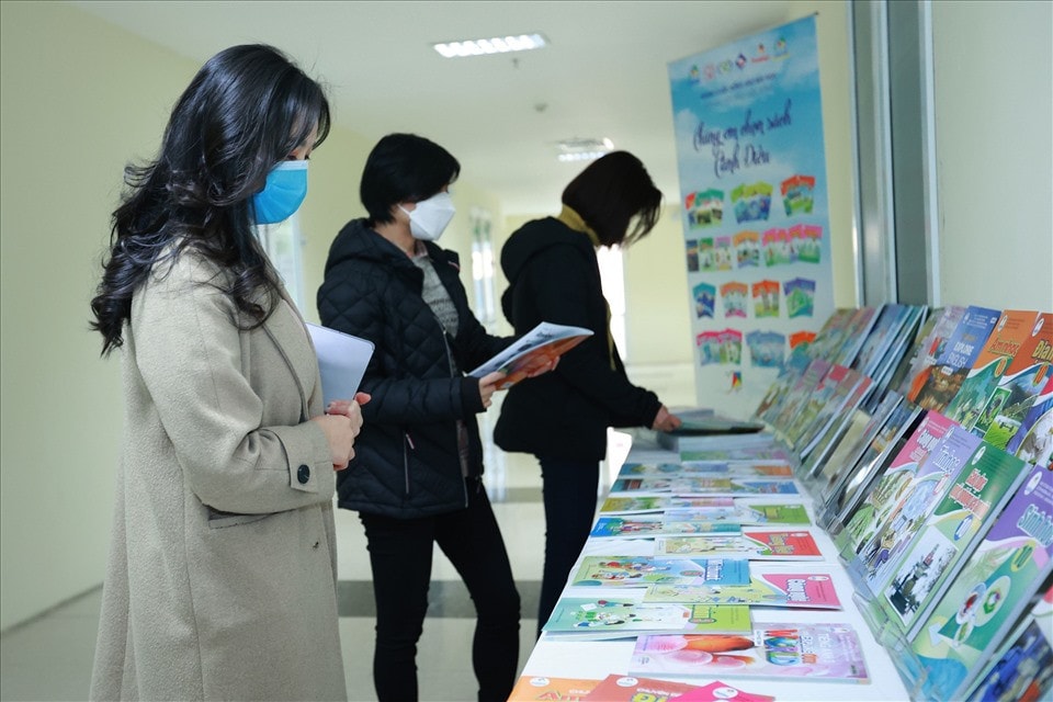 Giáo viên tiếp cận bản mẫu sách giáo khoa chương trình giáo dục phổ thông mới lớp 3, 7 và 10
