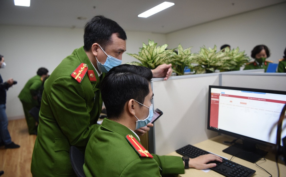 Cán bộ Tổng đài tiếp nhận phản ánh, giải đáp thắc mắc của người dân về căn cước công dân