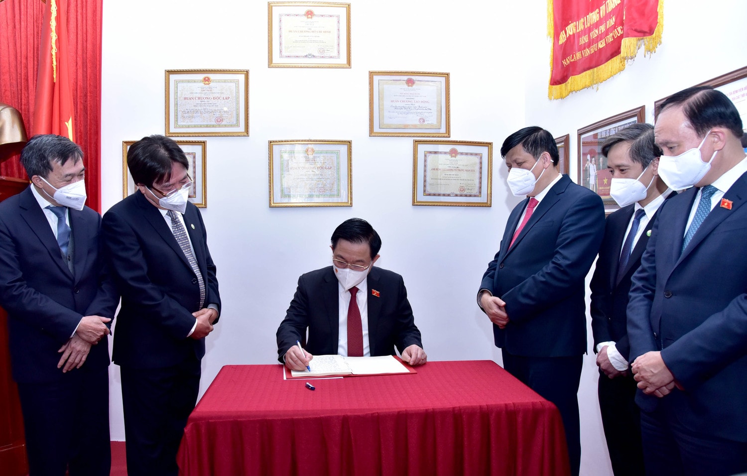 Chủ tịch Quốc hội Vương Đình Huệ thăm, chúc mừng Ngày Thầy thuốc Việt Nam tại Bệnh viện Hữu nghị Việt Đức ảnh 9 Chủ tịch Quốc hội Vương Đình Huệ thăm, chúc mừng Ngày Thầy thuốc Việt Nam tại Bệnh viện Hữu nghị Việt Đức -0