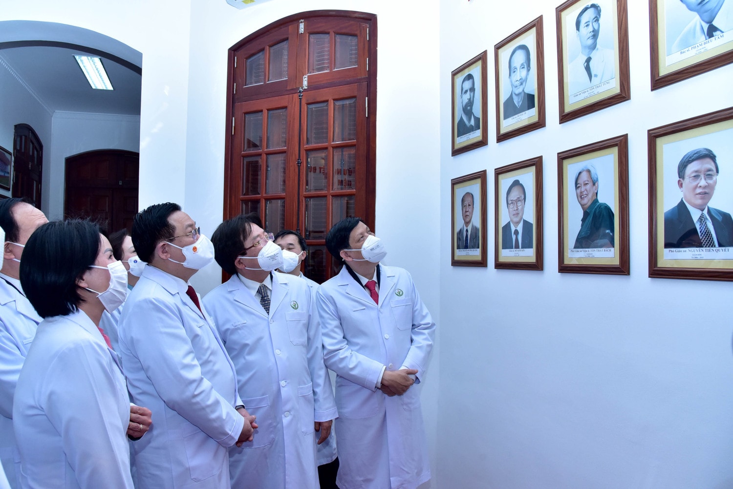 Chủ tịch Quốc hội Vương Đình Huệ thăm, chúc mừng Ngày Thầy thuốc Việt Nam tại Bệnh viện Hữu nghị Việt Đức ảnh 8 Chủ tịch Quốc hội Vương Đình Huệ thăm, chúc mừng Ngày Thầy thuốc Việt Nam tại Bệnh viện Hữu nghị Việt Đức -0