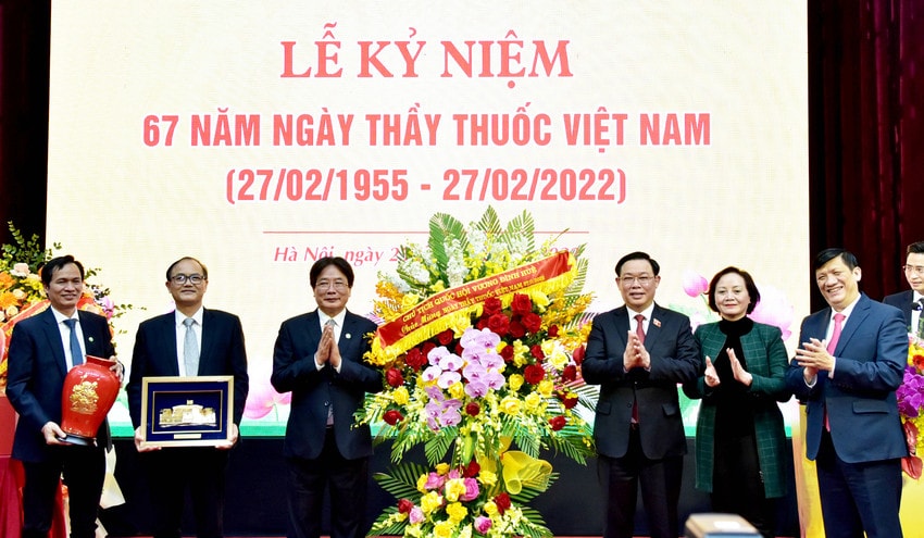 Chủ tịch Quốc hội Vương Đình Huệ thăm, chúc mừng Ngày Thầy thuốc Việt Nam tại Bệnh viện Hữu nghị Việt Đức -0