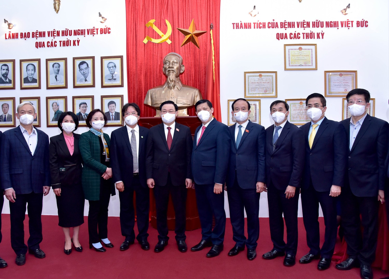 Chủ tịch Quốc hội Vương Đình Huệ và các đại biểu chụp ảnh lưu niệm tại phòng truyền thống Bệnh viện Việt Đức Ảnh: Lâm Hiển Chủ tịch Quốc hội Vương Đình Huệ và các đại biểu chụp ảnh lưu niệm tại phòng truyền thống Bệnh viện Việt Đức Ảnh: Lâm Hiển