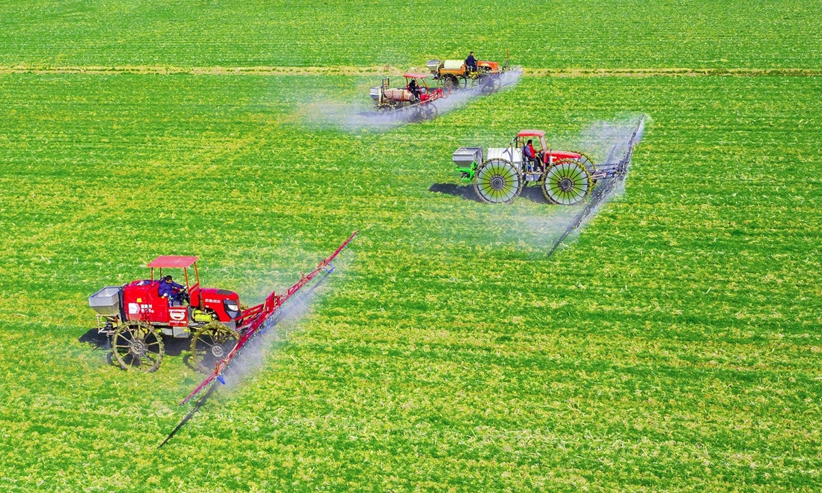 Nông dân chạy máy kéo qua các cánh đồng lúa mì ở tỉnh Giang Tô, miền Đông Trung Quốc Nguồn: GlobalTimes