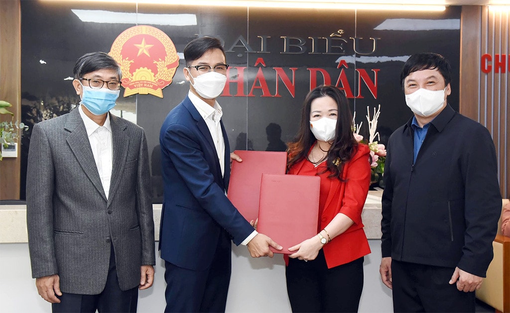 Ban Biên tập Báo Đại biểu Nhân dân và đại diện Adfly Việt Nam trao thỏa thuận hợp tác
