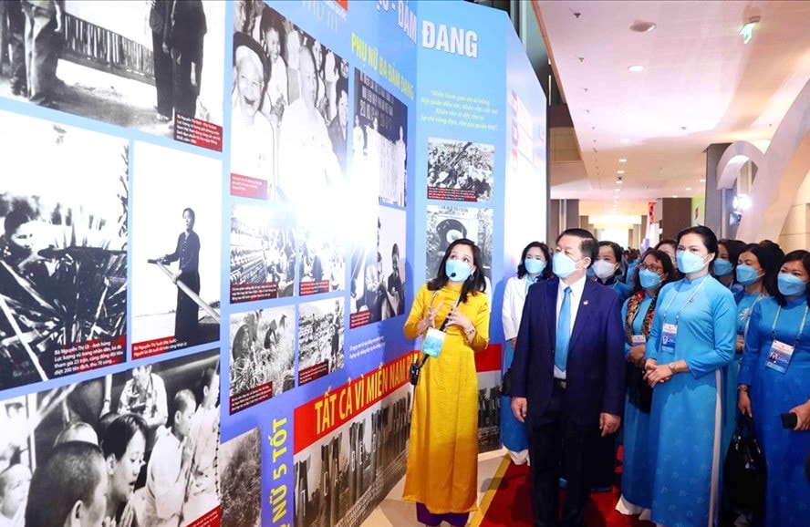 Các đại biểu tham quan triển lãm “Hội Liên hiệp Phụ nữ Việt Nam - Viết tiếp những ước mơ