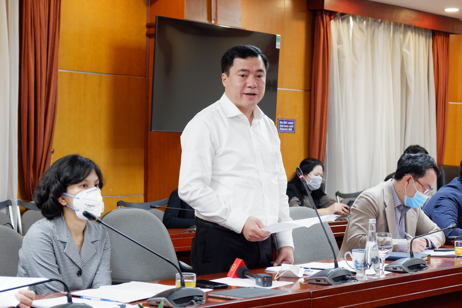 Thứ trưởng Bộ Công thương Nguyễn Sinh Nhật Tân báo cáo với Đoàn giám sát Thứ trưởng Bộ Công thương Nguyễn Sinh Nhật Tân báo cáo với Đoàn giám sát