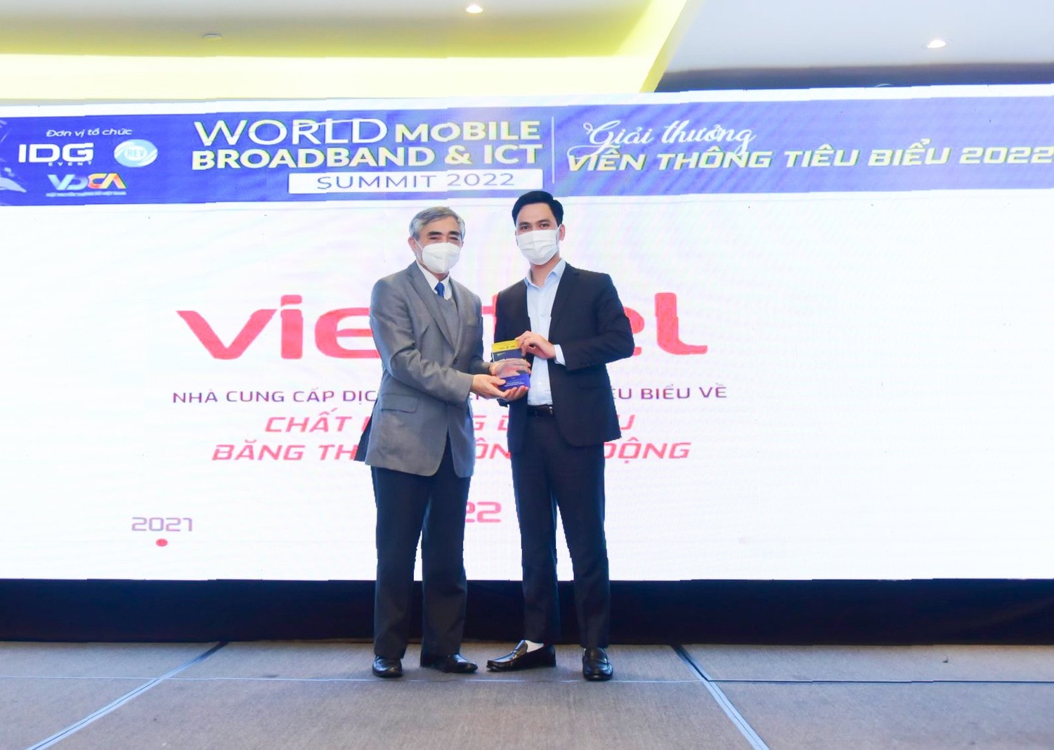 Ông Nguyễn Trọng Tính - Phó Tổng Giám đốc Tổng Công ty Viễn thông Viettel nhận giải thưởng "Nhà cung cấp dịch vụ viễn thông tiêu biểu về chất lượng dịch vụ băng thông rộng di động"