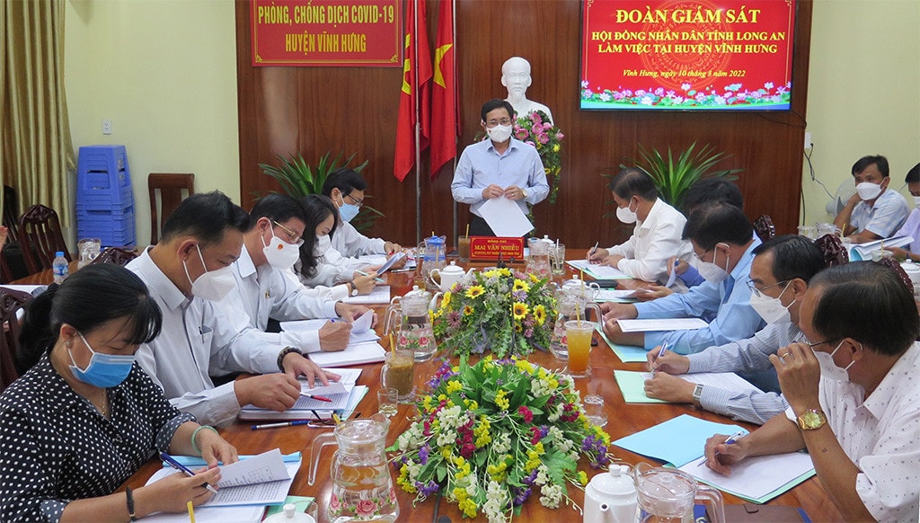 Ủy viên Ban Thường vụ Tỉnh ủy, Phó Chủ tịch Thường trực HĐND tỉnh Mai Văn Nhiều phát biểu tại buổi làm việc với UBND huyện Vĩnh Hưng