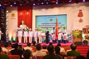 Thừa ủy quyền Chủ tịch nước, Phó Thủ tướng Chính phủ Vũ Đức Đam tặng Huân chương Chiến công hạng Nhất cho Cục Cảnh sát điều tra tội phạm về ma túy. 
