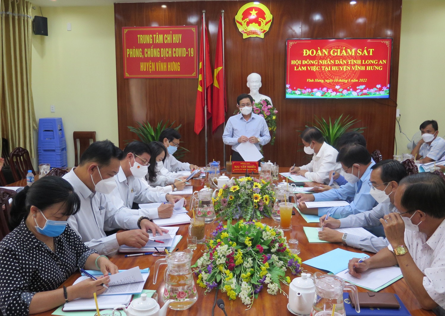 Ủy viên Ban Thường vụ Tỉnh ủy, Phó Chủ tịch Thường trực HĐND tỉnh Long An Mai Văn Nhiều phát biểu tại buổi làm việc với UBND huyện Vĩnh Hưng