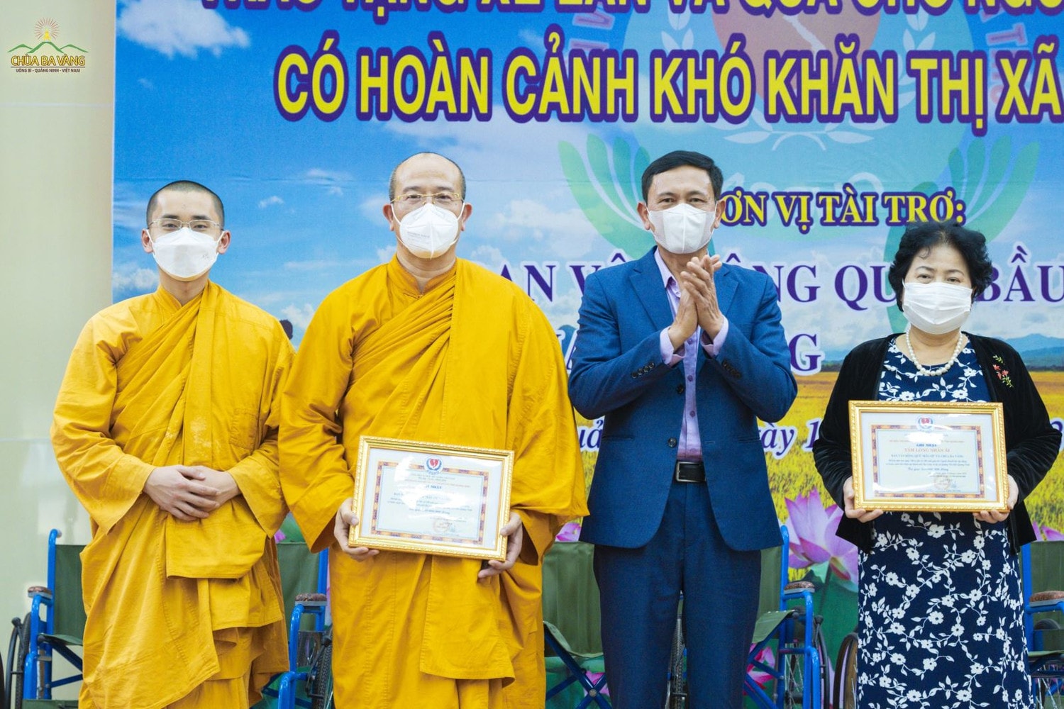 Lãnh đạo Hội Bảo trợ Người khuyết tật và Trẻ mồ côi tỉnh Quảng Ninh trao ghi nhận tấm lòng nhân ái cho đại diện Ban vận động Quỹ Bầu ơi và chùa Ba Vàng