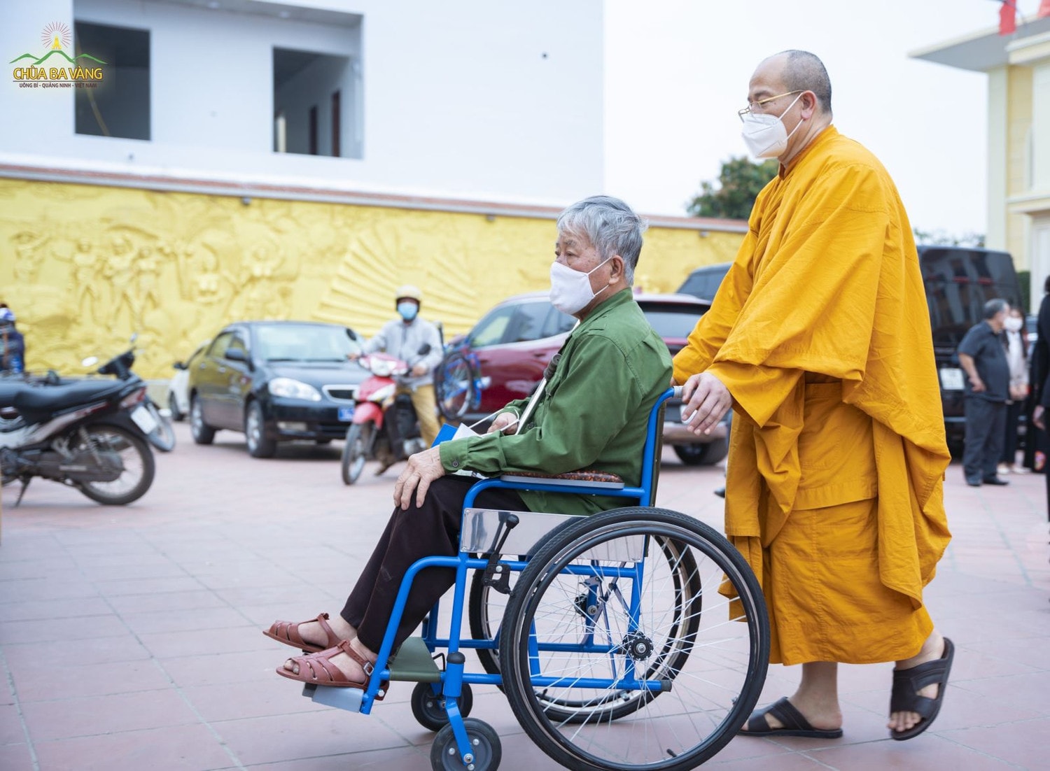 Hình ảnh thắm đậm nghĩa tình tại lễ trao tặng xe lăn cho người khuyết tật tại thị xã Quảng Yên