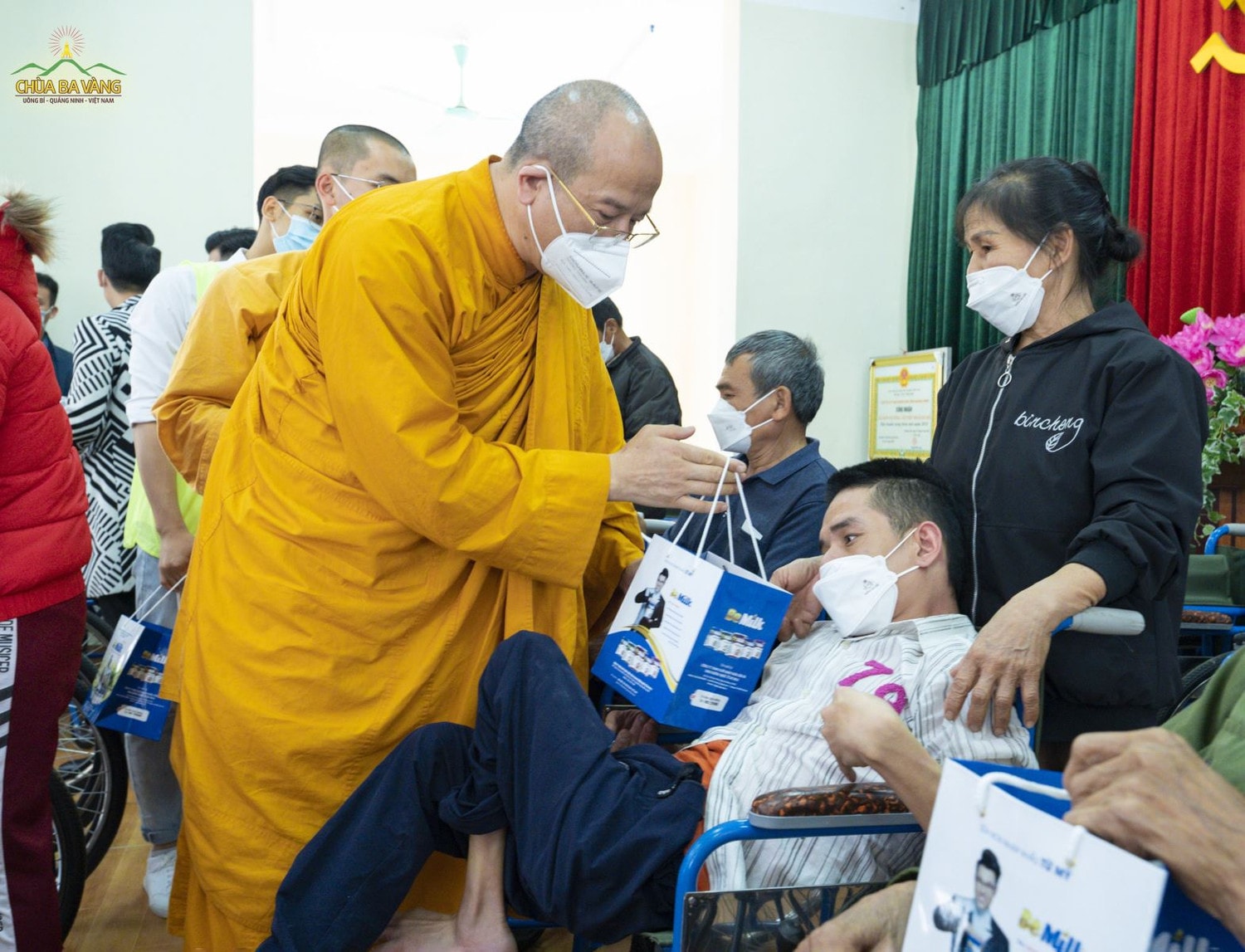 Đại đức Thích Trúc Thái Minh – Trụ trì chùa Ba Vàng trao quà cho người khuyết tật tại TP Hạ Long