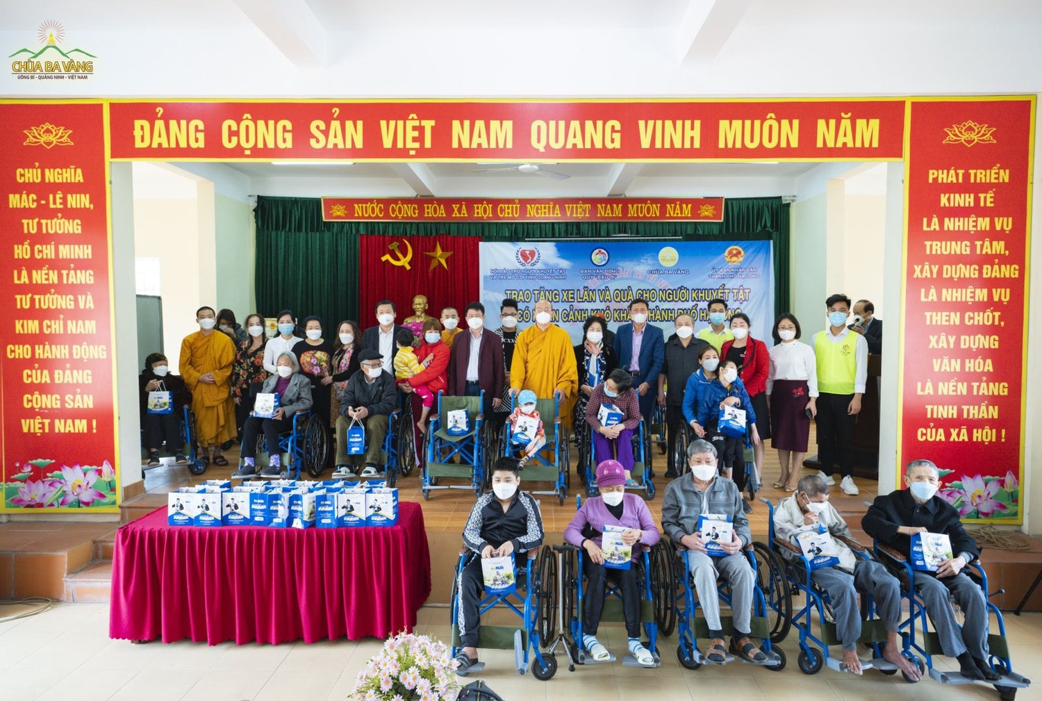 Quỹ Bầu ơi Trương Tuyết Nhung, Đại đức Thích Trúc Thái Minh – Trụ trì chùa Ba Vàng; đại diện Hội Bảo trợ Người tàn tật và Trẻ mồ côi tỉnh Quảng Ninh và lãnh đạo UBND TP Hạ Long đã trực tiếp trao 40 xe lăn và 40 phần quà đến tay người khuyết tật trên địa bàn thành phố.