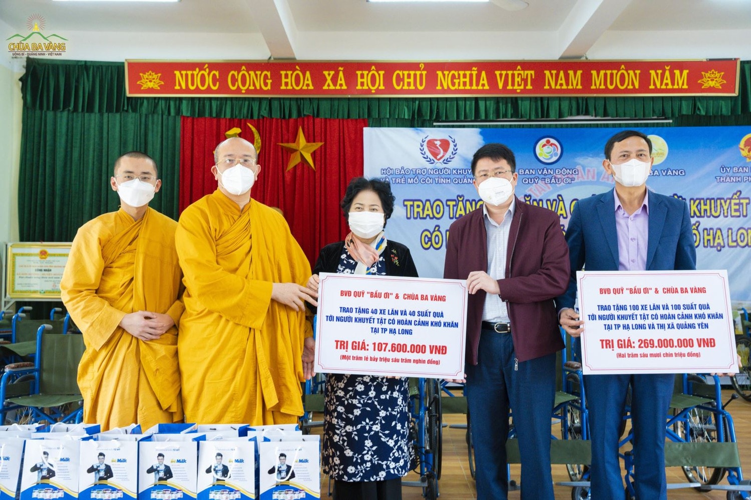 Ban Vận động Quỹ Bầu ơi, chùa Ba Vàng trao 100 xe lăn và 100 phần quà đến người khuyết tật và các hoàn cảnh khó khăn trên địa bàn