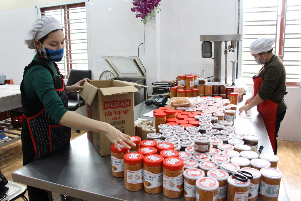 Sản phẩm OCOP ruốc tép - mắm tép chưng thịt (thị xã Quảng Yên) được đóng gói với mẫu mã đa dạng để khách hàng lựa chọn Ảnh: Phạm Tuyết