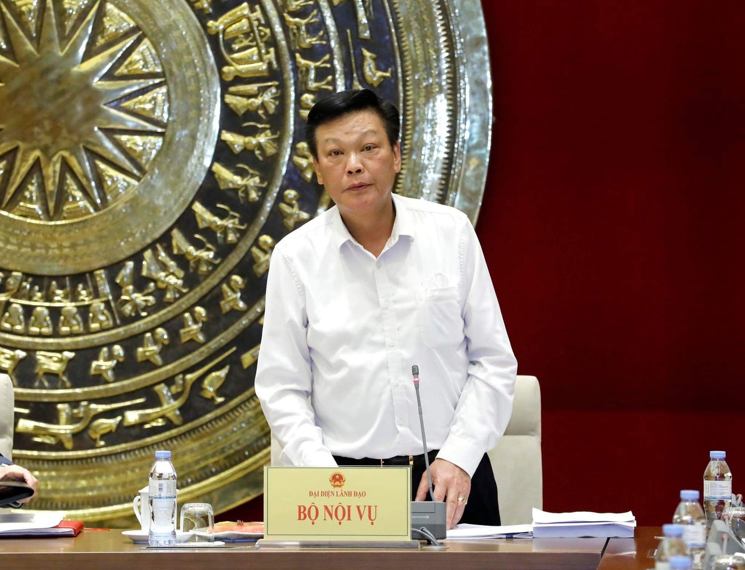 Thứ trưởng Bộ Nội vụ Nguyễn Duy Thăng trình bày Tờ trình dự án Luật Ảnh: Hồ Long