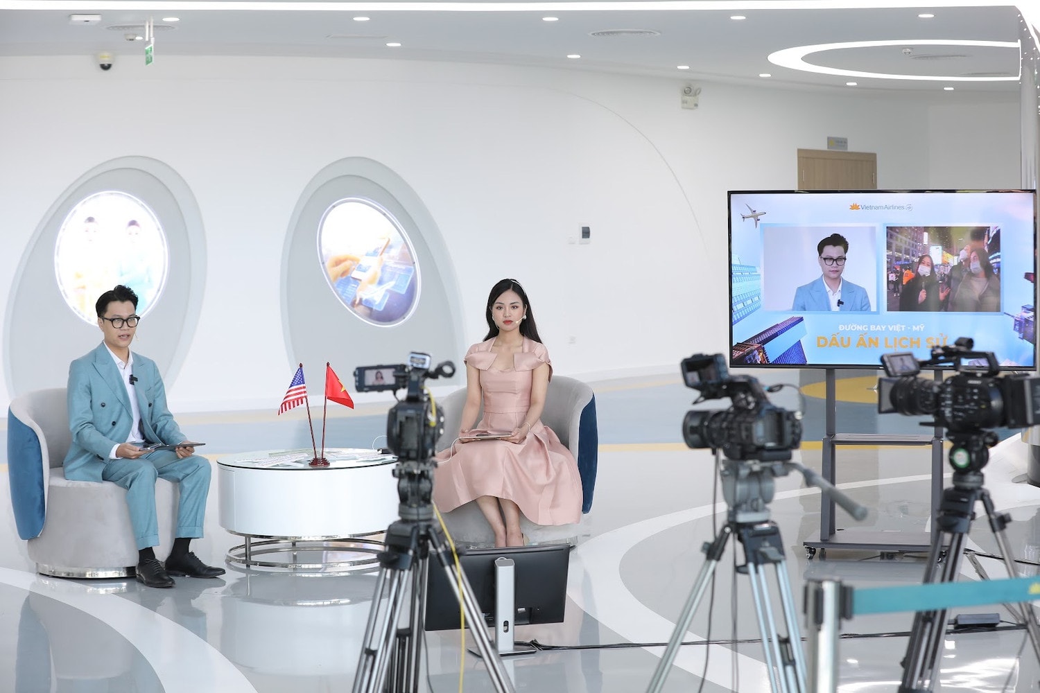 Livestream kết nối 2 đầu cầu Hà Nội - Quảng trường Thời đại (Times Square - Mỹ) Livestream kết nối 2 đầu cầu Hà Nội - Quảng trường Thời đại (Times Square - Mỹ)