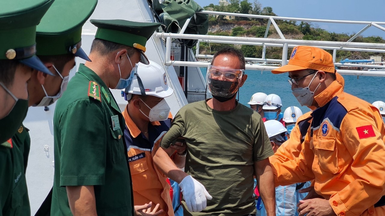 Vào lúc 12giờ 48 phút ngày 18.3.2022 thuyền viên của tàu Panagia Force được đưa về cảng Nha Trang an toàn và nhanh chóng đưa vào bệnh viện để tiếp tục điều trị Vào lúc 12giờ48 ngày 18.3.2022 thuyền viên của tàu Panagia Force được đưa về cảng Nha Trang an toàn và nhanh chóng đưa vào bệnh viện để tiếp tục điều trị