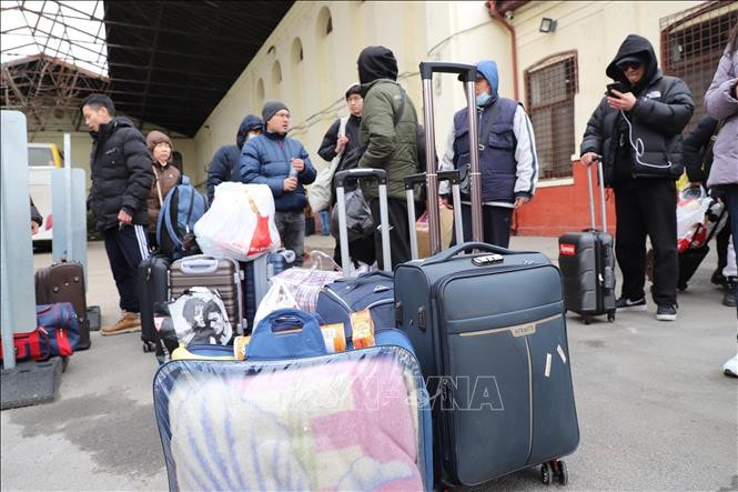 Người Việt sơ tán từ Ukraine tập trung tại điểm tập kết để đưa về cơ sở tị nạn chờ máy bay về nước