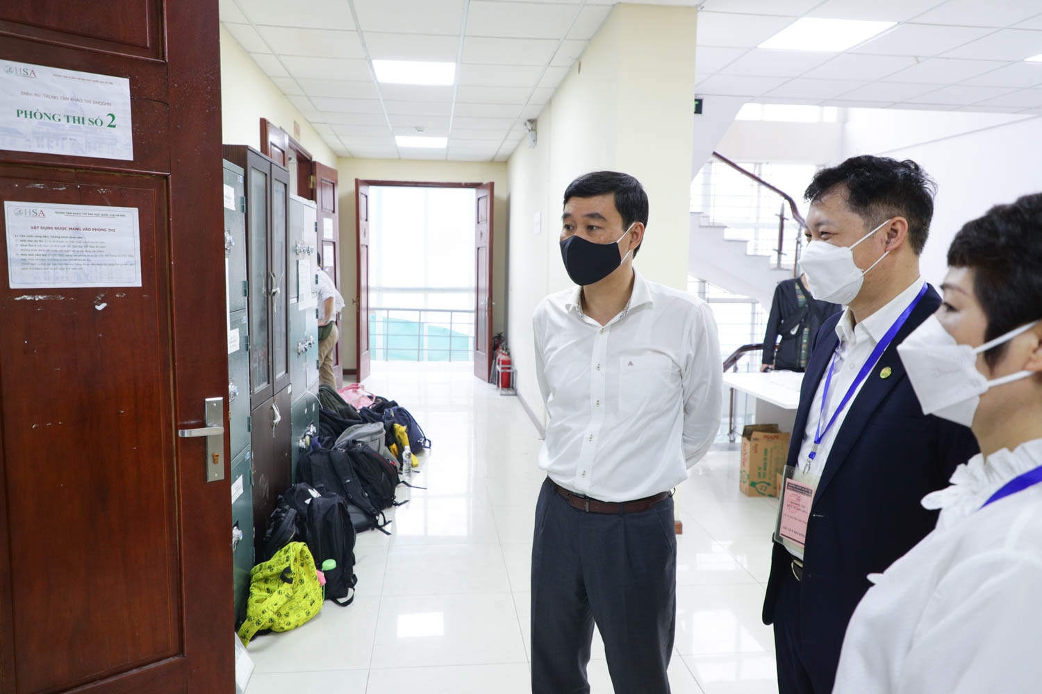 Phó Giám đốc Đại học Quốc gia Hà Nội Nguyễn Hoàng Hải kiểm tra công tác tổ chức thi đánh giá năng lực đợt 2 năm 2022 Ảnh: VNU