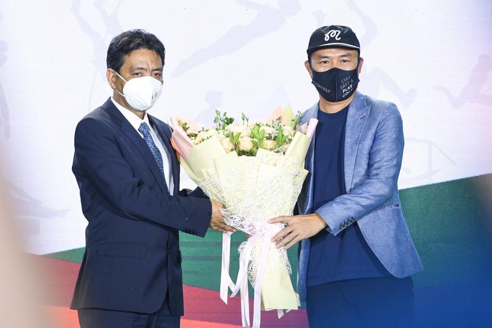 Thứ trưởng Bộ Văn hóa, Thể thao và Du lịch Hoàng Đạo Cương tặng hoa cho nhạc sỹ Huy Tuấn - tác giải bài hát chính thức của Đại hội Thể thao Đông Nam Á lần thứ 31