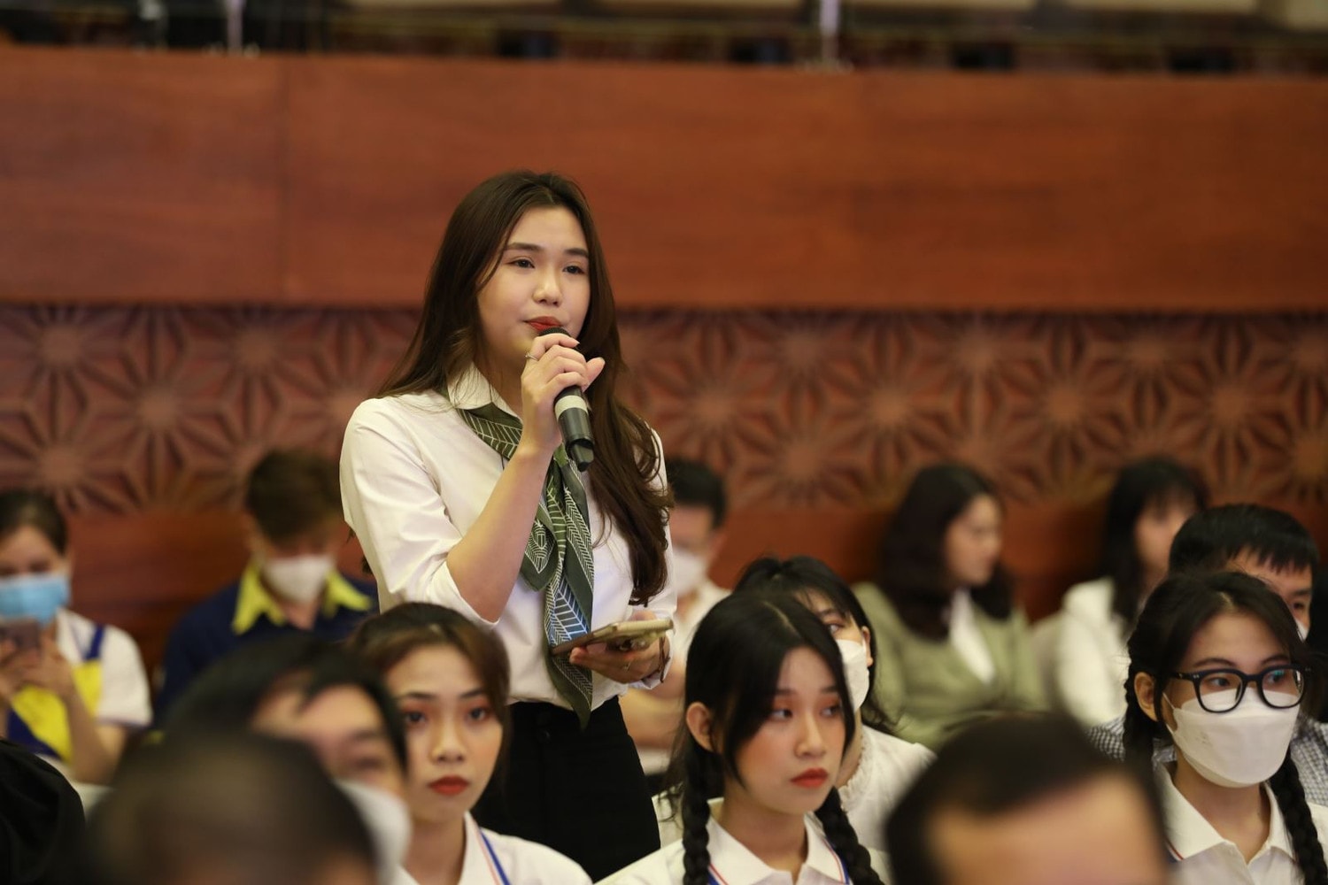 Trao đổi giữa sinh viên với Ban lãnh đạo Đèo Cả về các vấn đề xoay quanh hoạt động của Tập đoàn Trao đổi giữa sinh viên với Ban lãnh đạo Đèo Cả về các vấn đề xoay quanh hoạt động của Tập đoàn