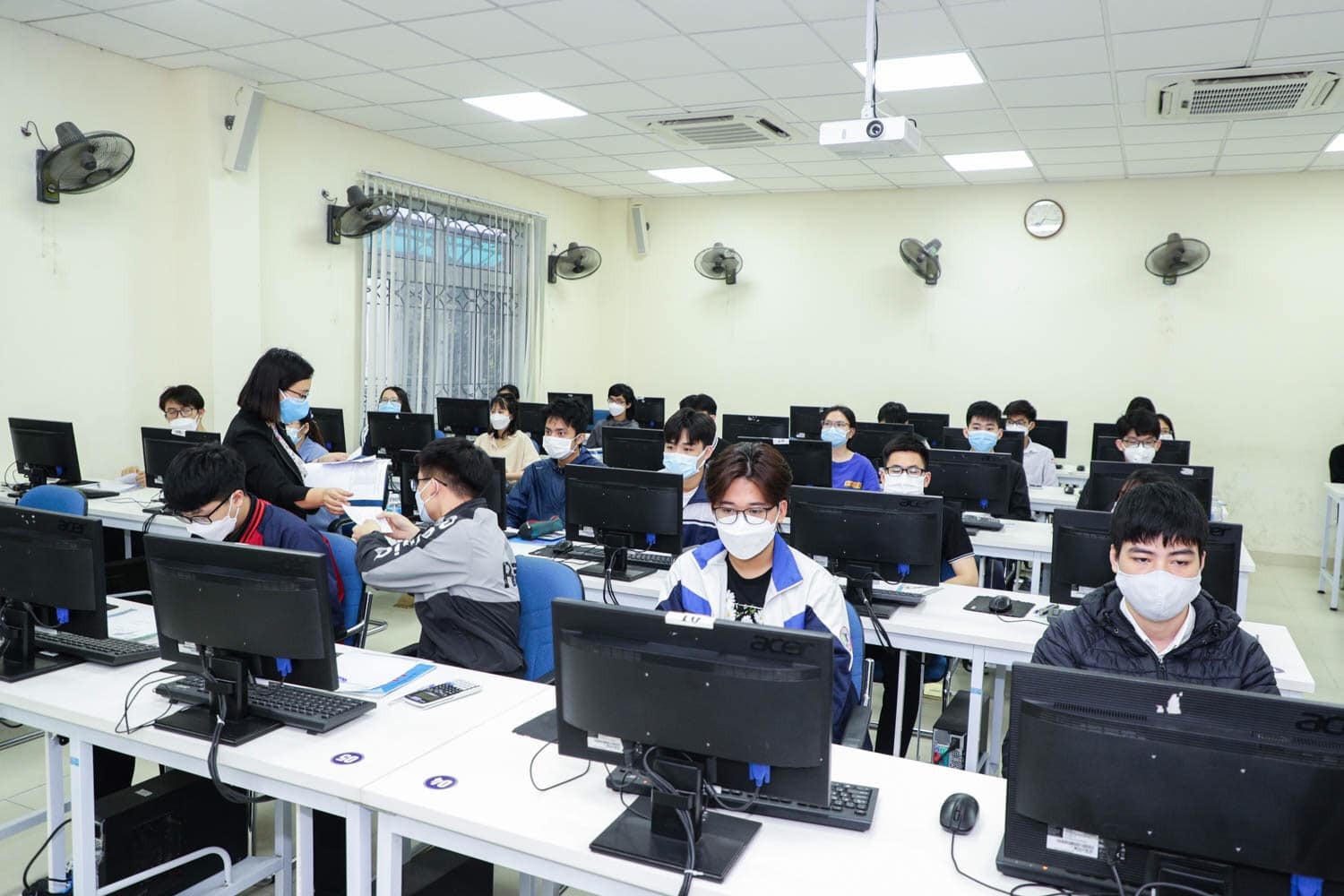 Hơn 4.000 thí sinh tham dự đợt thi ngày 19 - 20.3 Ảnh: VNU