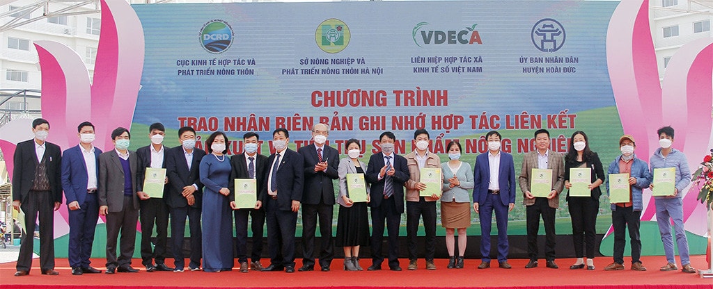 Các đơn vị, doanh nghiệp và hợp tác xã trao nhận biên bản ghi nhớ hợp tác liên kết tiêu thụ sản phẩm Ảnh: Khánh Duy