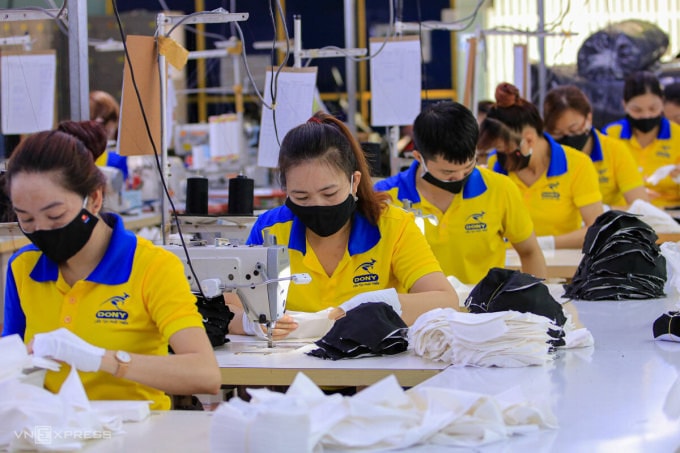 Ngoài tiền lương, doanh nghiệp cần có những chính sách bảo vệ sức khỏe người lao động khi tăng giờ làm thêm Nguồn: ITN