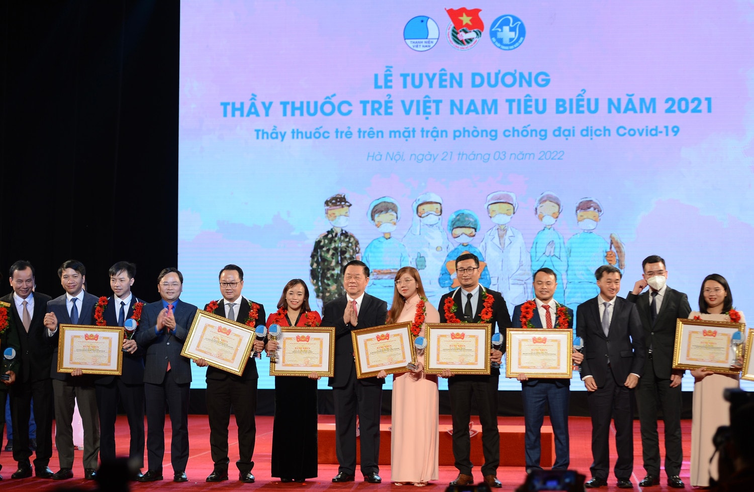 Các đại biểu chụp ảnh lưu niệm cùng các Thầy thuốc trẻ tiêu biểu