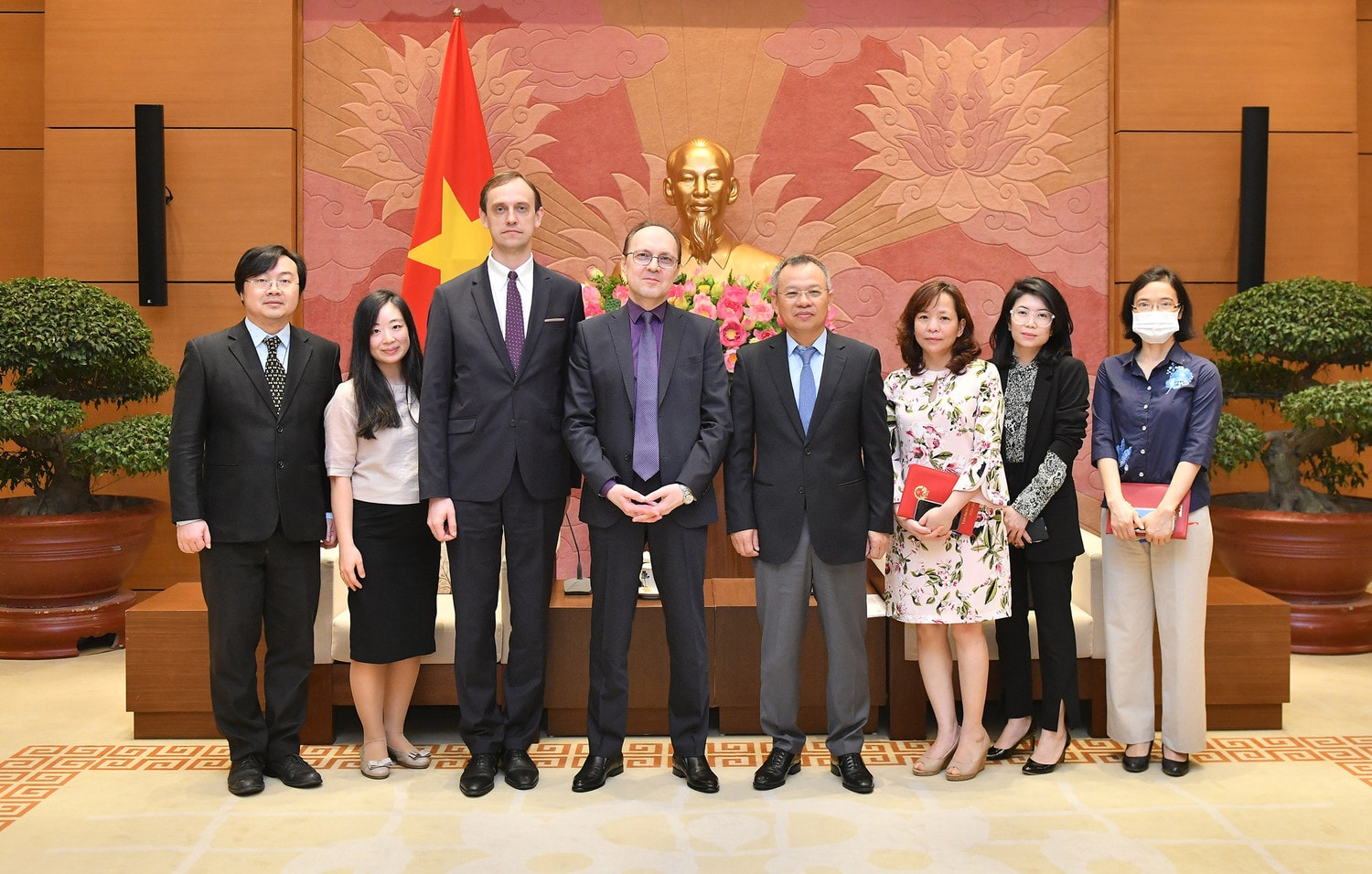 Phó Chủ nhiệm Ủy ban Đối ngoại Nguyễn Mạnh Tiến với Đại sứ Liên bang Nga tại Việt Nam Bezdetko Gennady Stepanovich và các đại biểu chụp ảnh lưu niệm