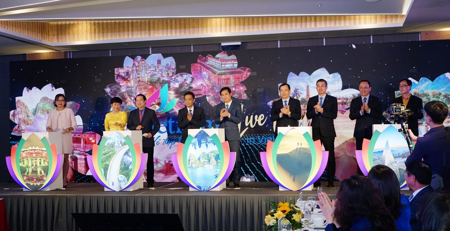 Các đại biểu tham gia nghi thức phát động mở lại hoạt động du lịch Các đại biểu tham gia nghi thức phát động mở lại hoạt động du lịch của Thứ trưởng Bộ Văn hóa, Thể thao và Du lịch
